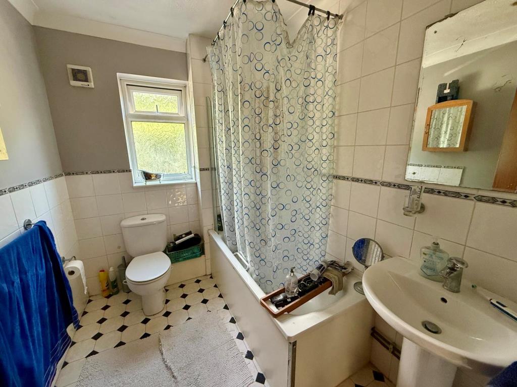 Lot: 68 - FREEHOLD INVESTMENT - PURPOSE-BUILT BLOCK OF TWO FLATS - First floor flat bathroom